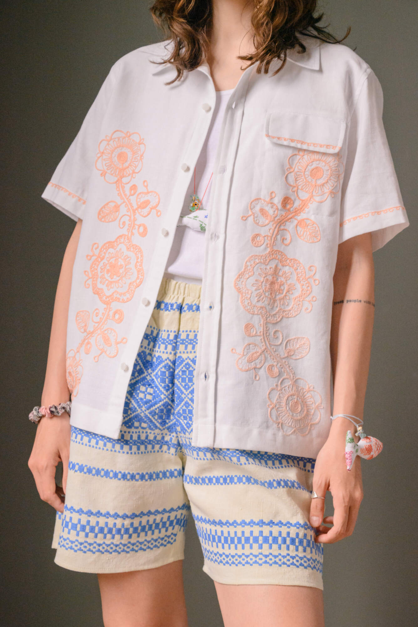 SOEURS Рубашка Расшитая Персиковыми Цветами/Peach Flowers Short Sleeve Shirt